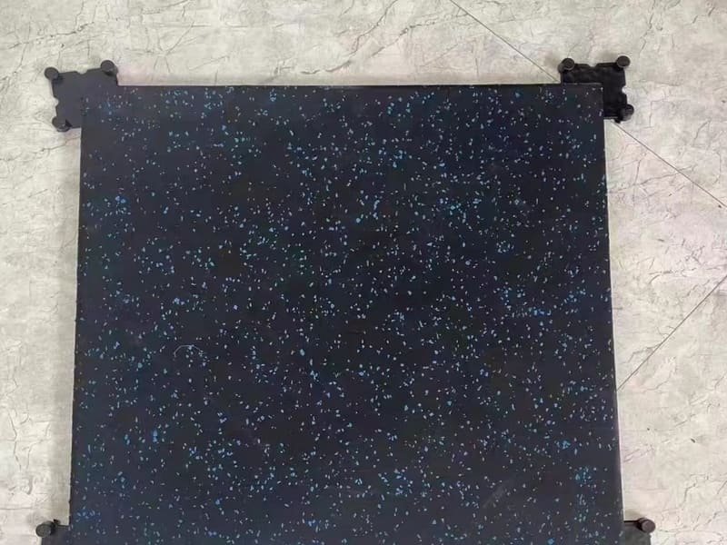 Eine Tabelle, in der die Anschaffungskosten pro Quadratmeter für verschiedene Spielplatzböden verglichen werden.